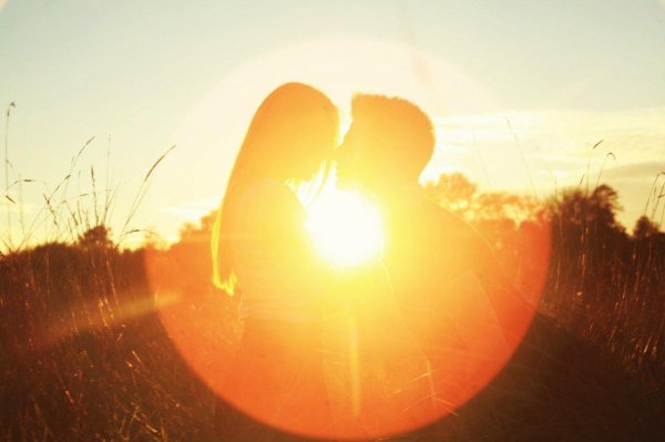 пара в солнечных лучах