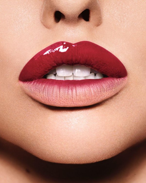 красная помада на губах