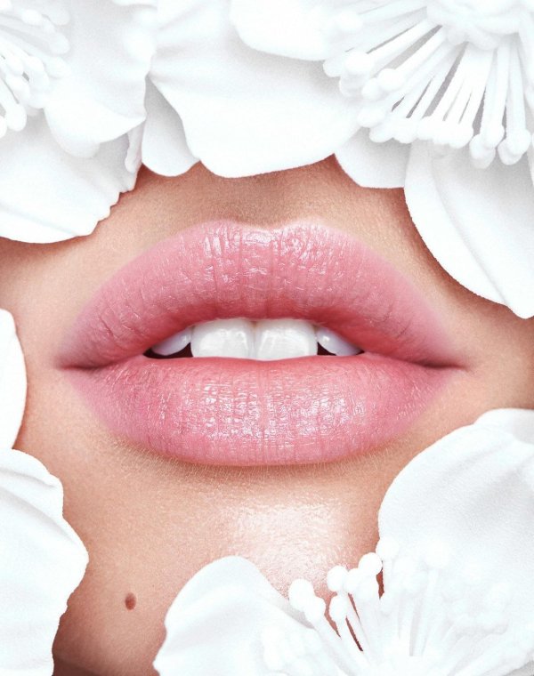 с помадой на губах