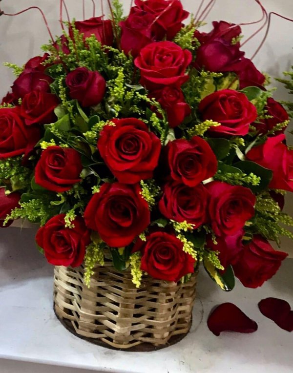 розы в корзинке