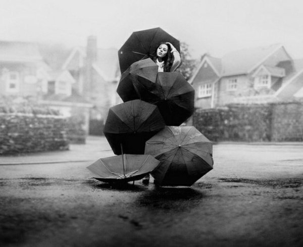 девушки с зонтами