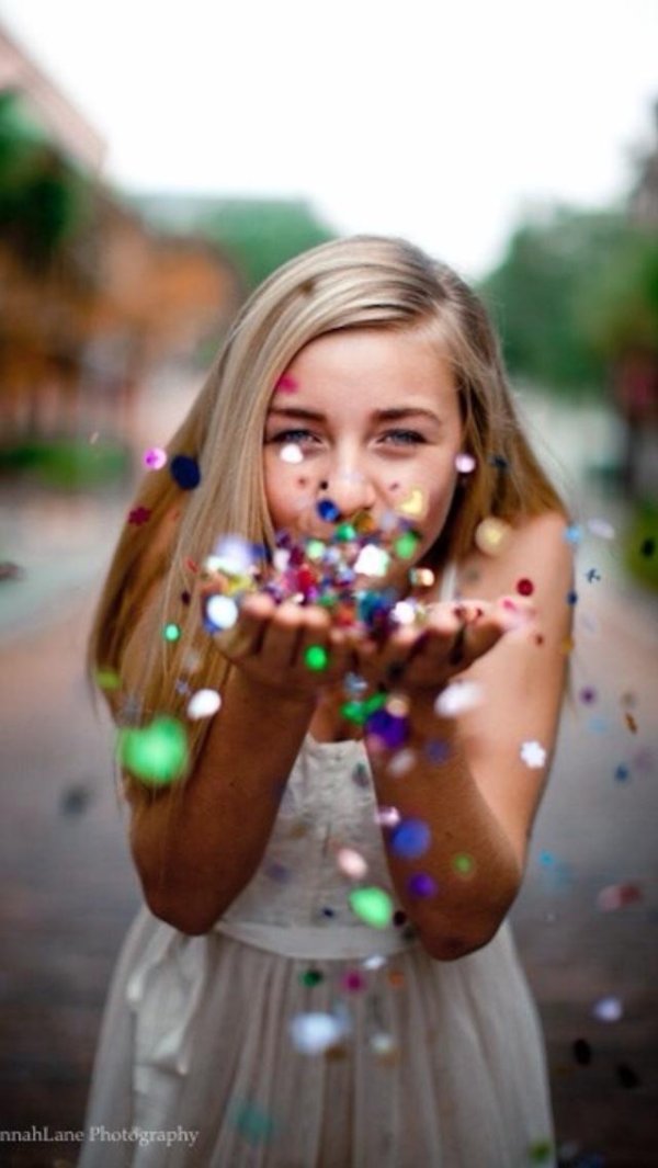 девушка конфетти