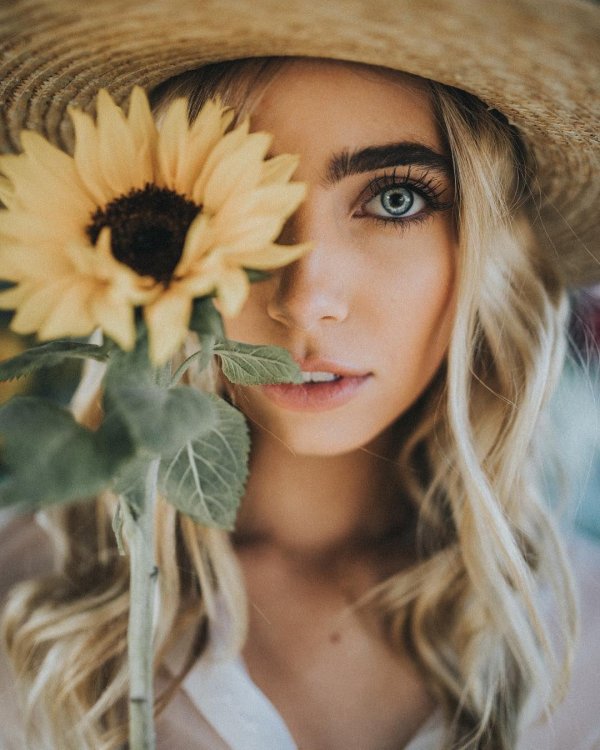 девушка с подсолнухами