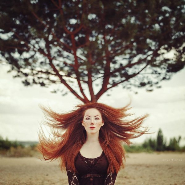 рыжая девушка