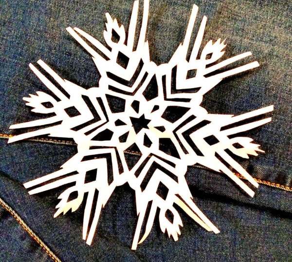 снежинка из бумаги