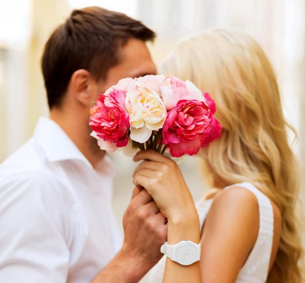 мужчина с букетом