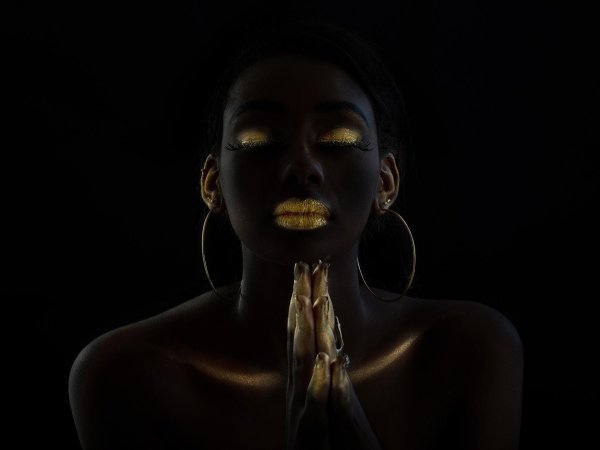 девушка в золоте