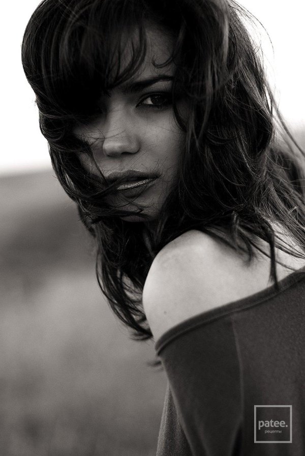 женщина брюнетка