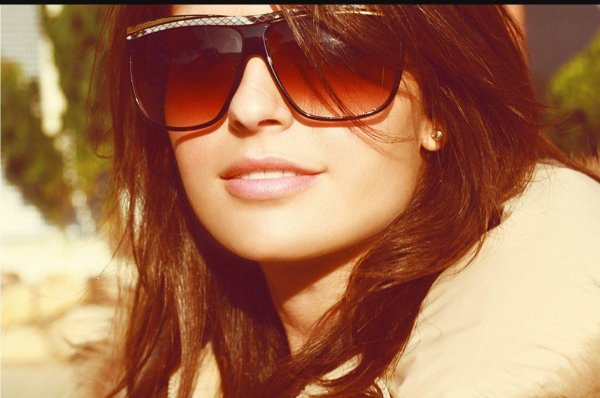 счастливая женщина в солнечных очках