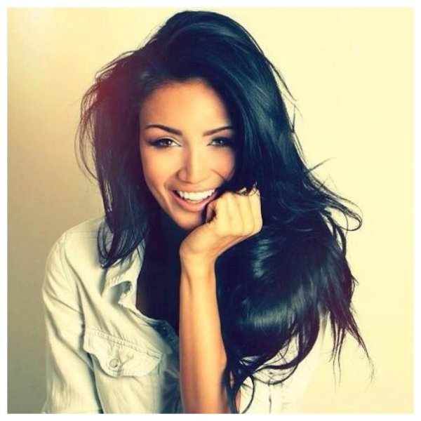 красивая брюнетка