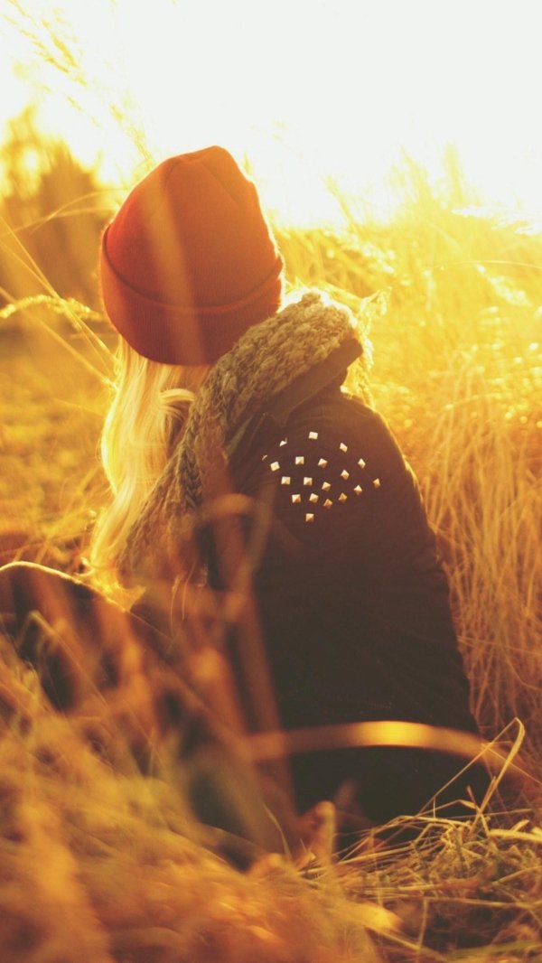 блондинка осенью со спины