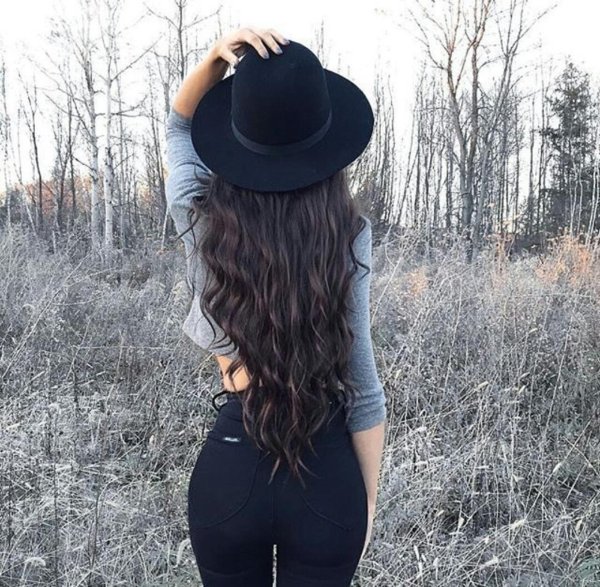 брюнетка со спины