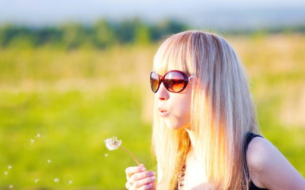 блондинка в очках