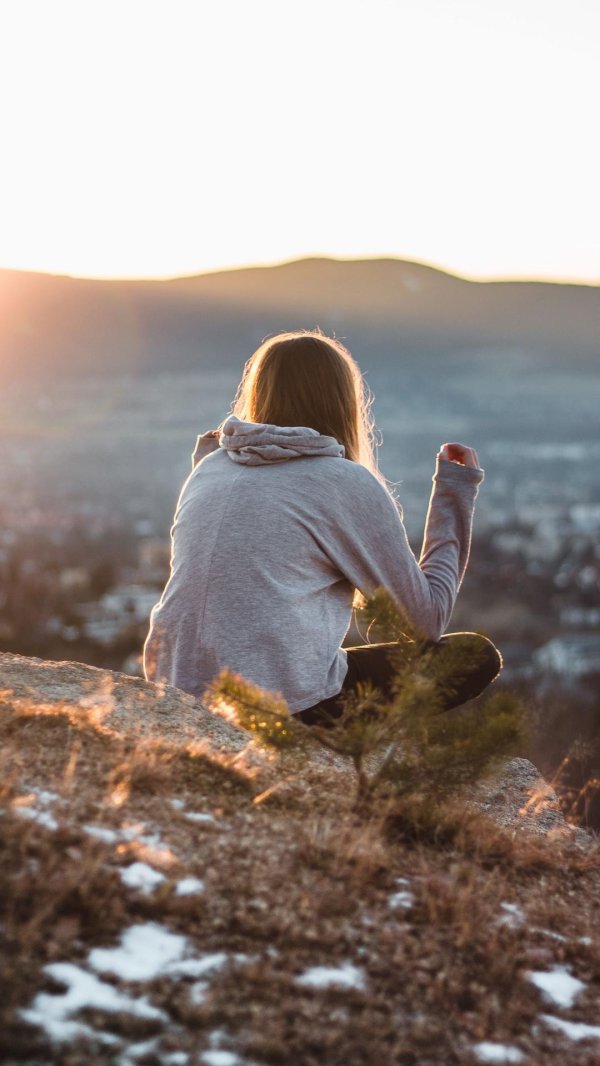 девушка в горах