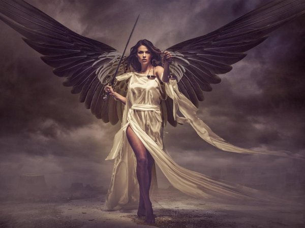 женщина с крыльями