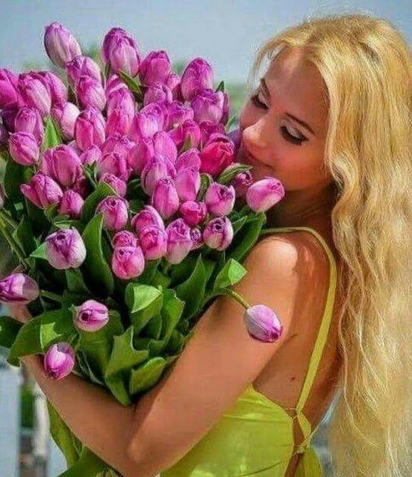 девушка с букетом тюльпанов