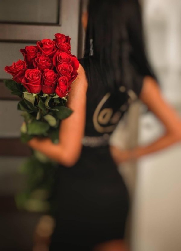 брюнетка с букетом