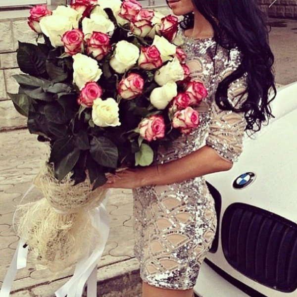 брюнетка с розами