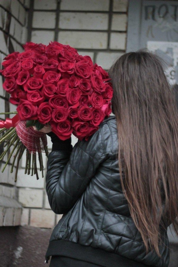 девушка с букетом роз