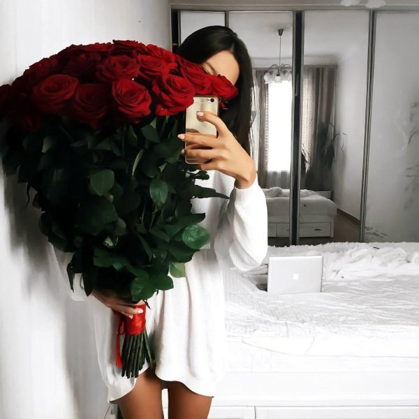 брюнетка с розами