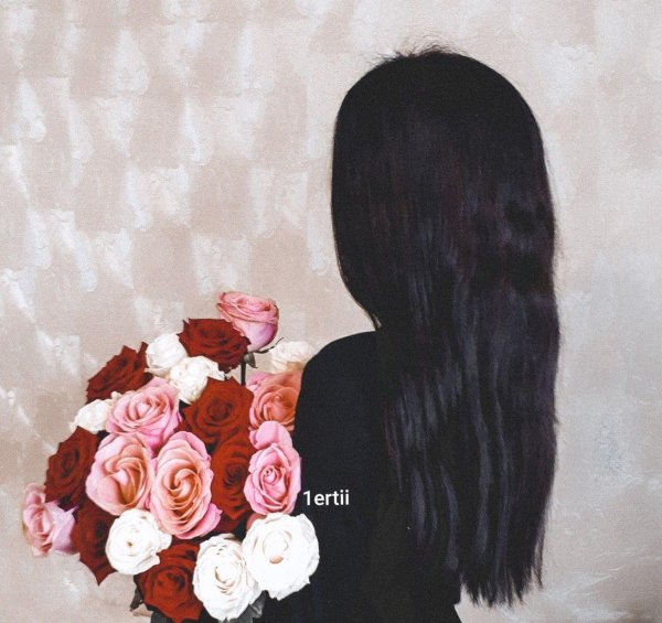 брюнетка с цветами без лица