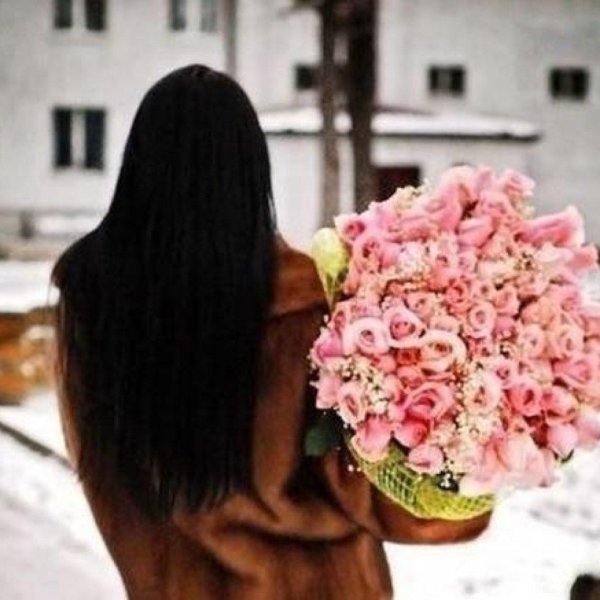 брюнетка с букетом цветов