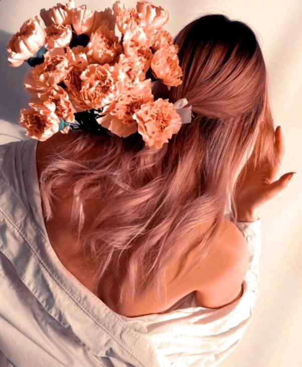 блондинка с цветами со спины