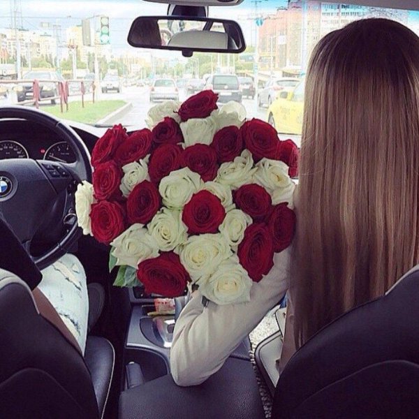 девушка с цветами в машине