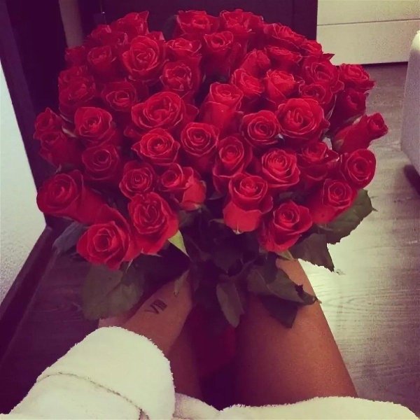 Девушек без лица с цветами на аву