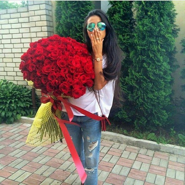 букет цветов девушке