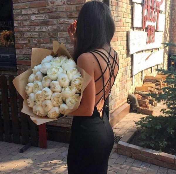 брюнетка с цветами