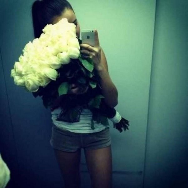 брюнетка с букетом цветов