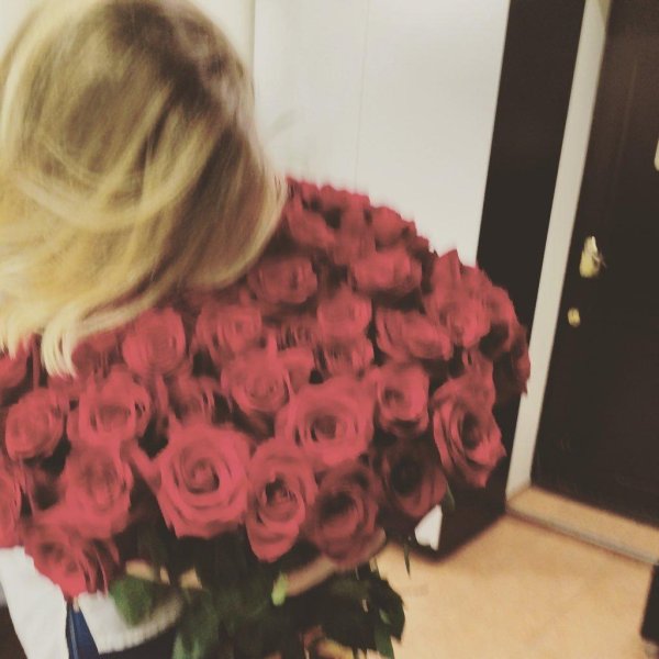 блондинка с цветами со спины