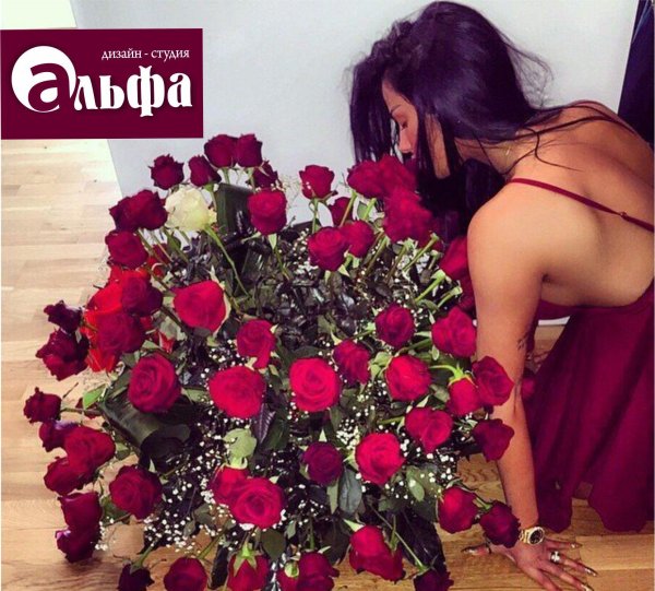 брюнетка с розами