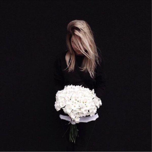 с букетом белых роз