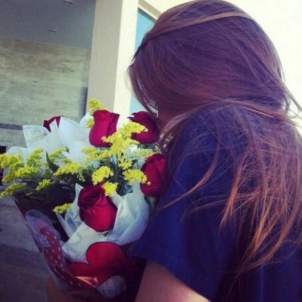 девушка с цветами со спины