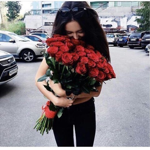 букет цветов девушке
