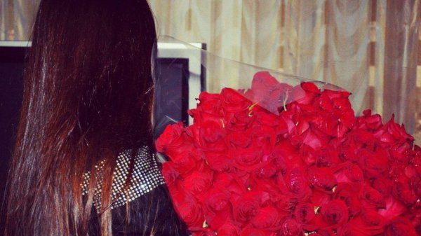 брюнетка с цветами без лица