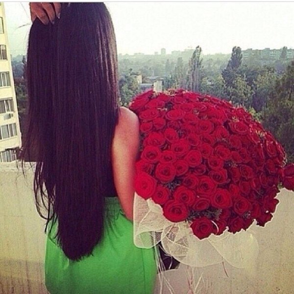 девушка брюнетка с цветами