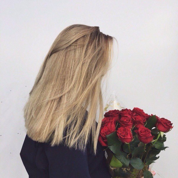 блондинка с цветами со спины