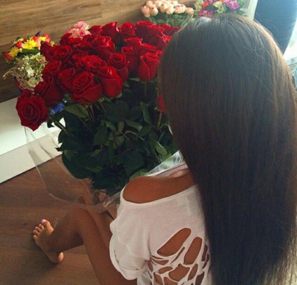 брюнетка с цветами со спины