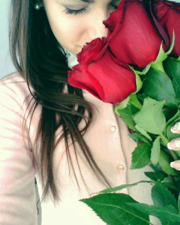 брюнетка с розами