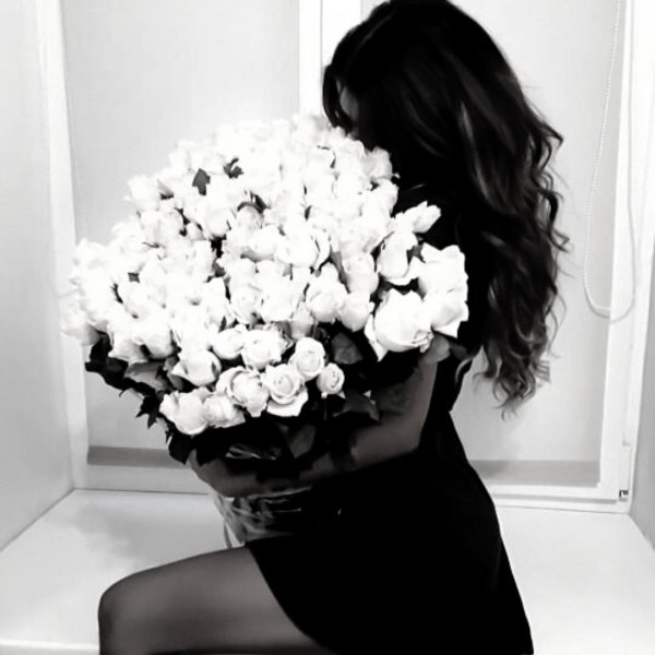 брюнетка с букетом цветов