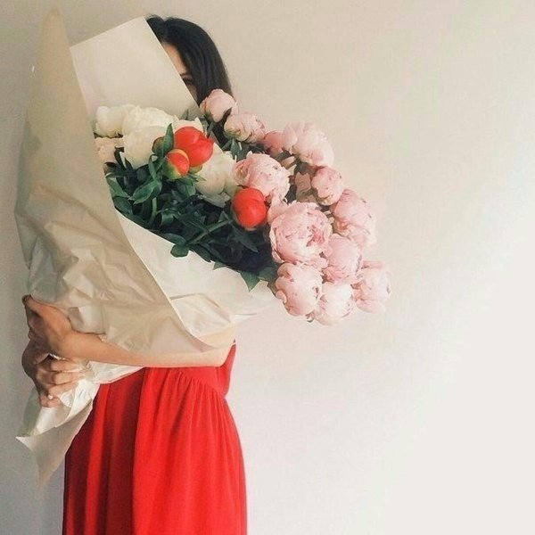 букет цветов девушке