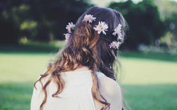 цветок в волосах