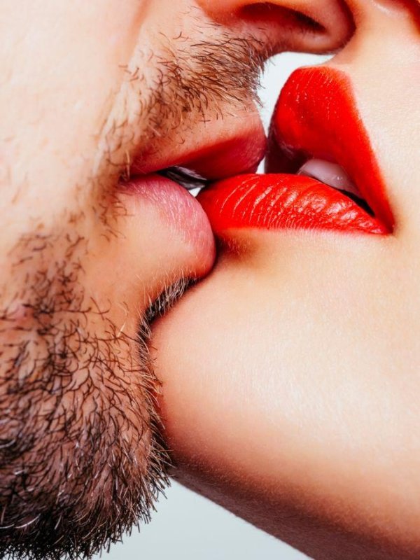 целовать губы