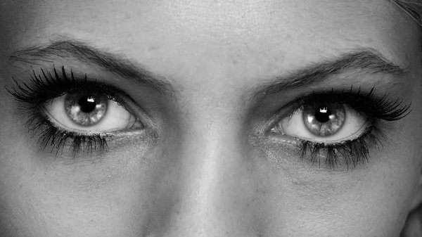 глаза черно белые
