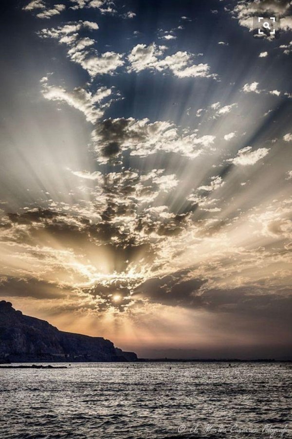 солнце сквозь тучи