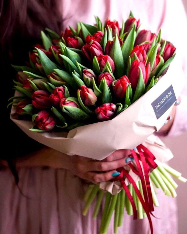 красный пионовидный тюльпан в букете