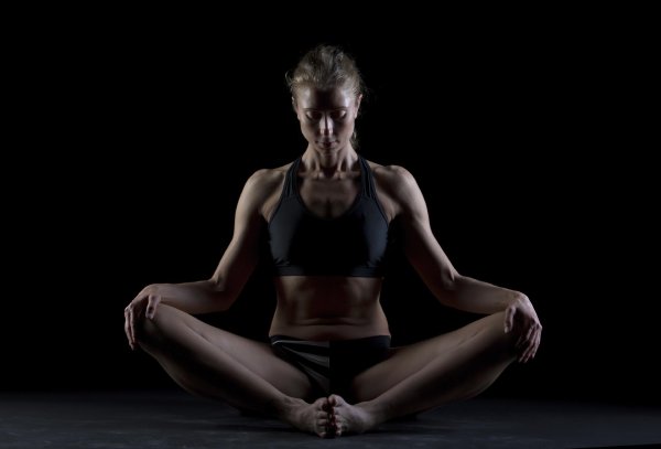 девушка в позе лотоса